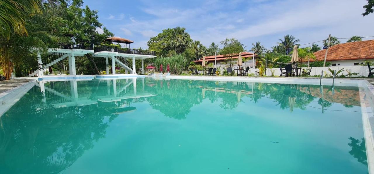 Lucky Beach Resort Trincomalee Exterior foto